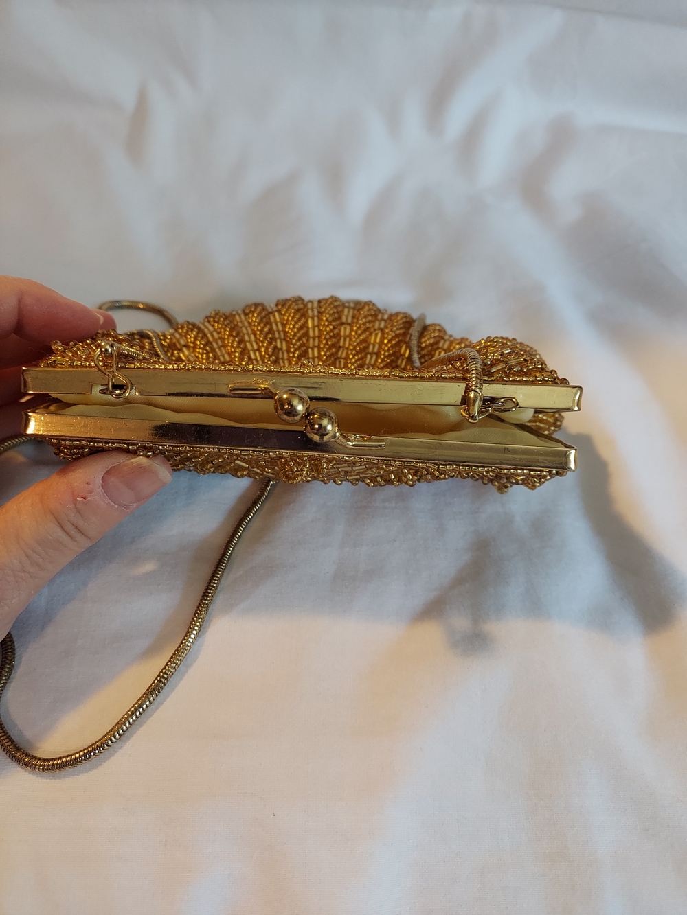 Vintage La Regale Gold Beaded Clamshell Evening Bag Clutch Kiss Lock - Picture 6 of 9